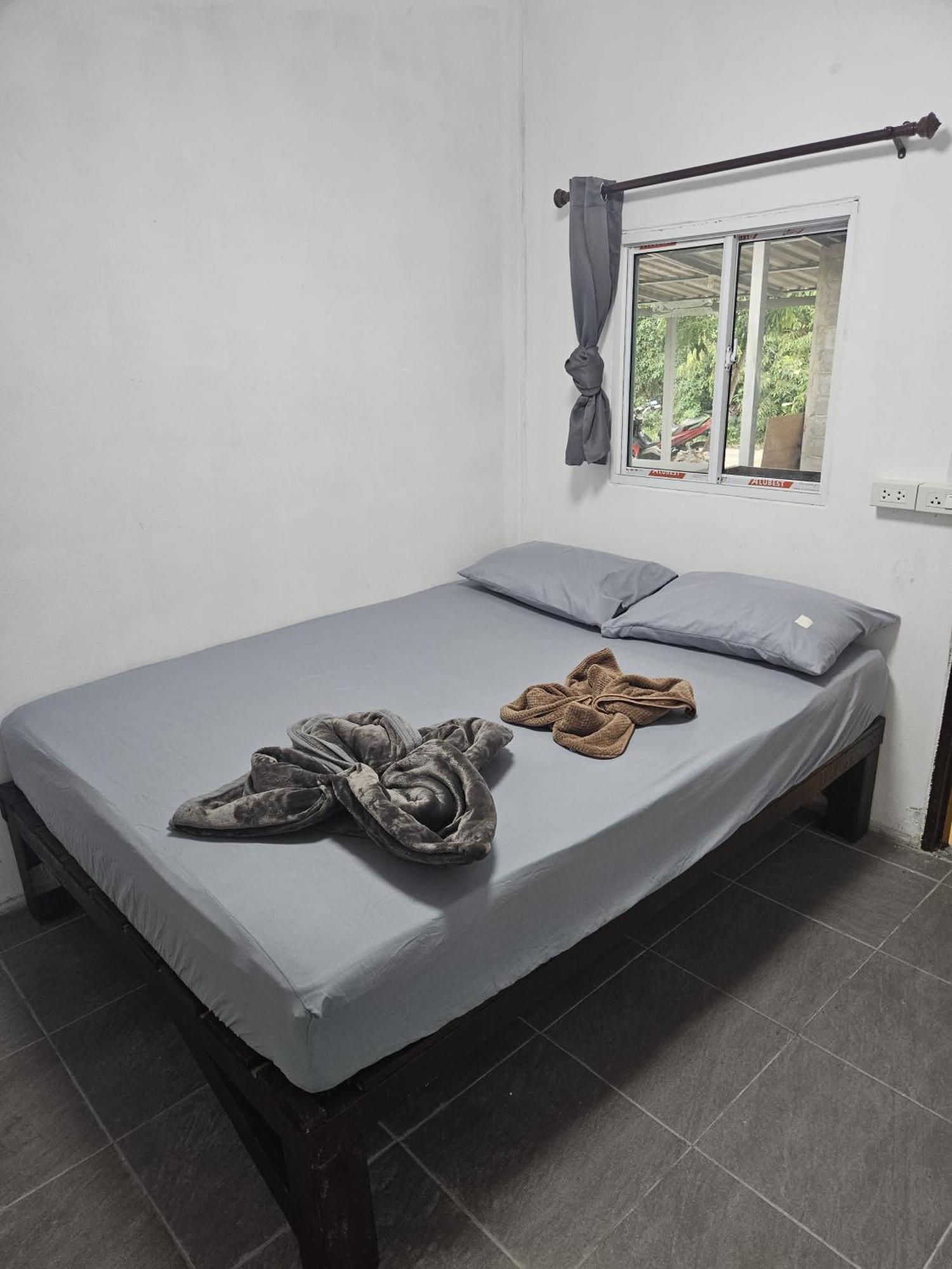 Crazy Monkey Hotel Трат Екстериор снимка